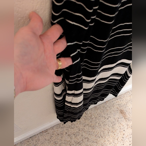 Max Studio Black and White Sleeveless Sheath Dress - Picture 4 of 4